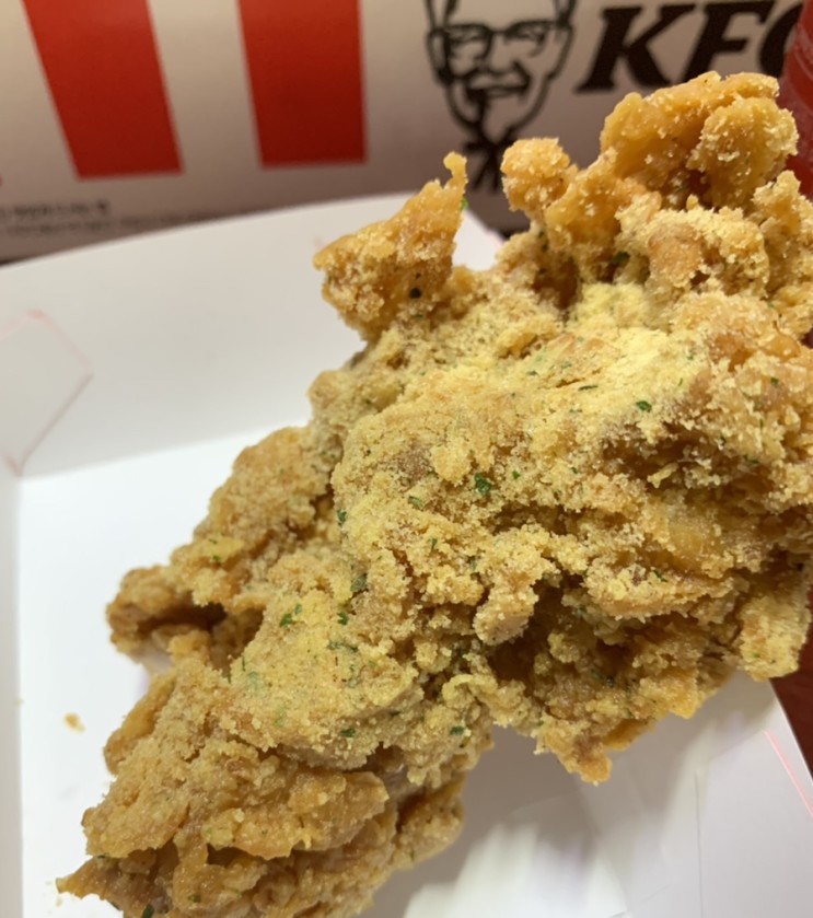 KFC 신메뉴. 커넬콘소메 블랙라벨 치킨, 닭껍질 튀김 맛 평가 후기.