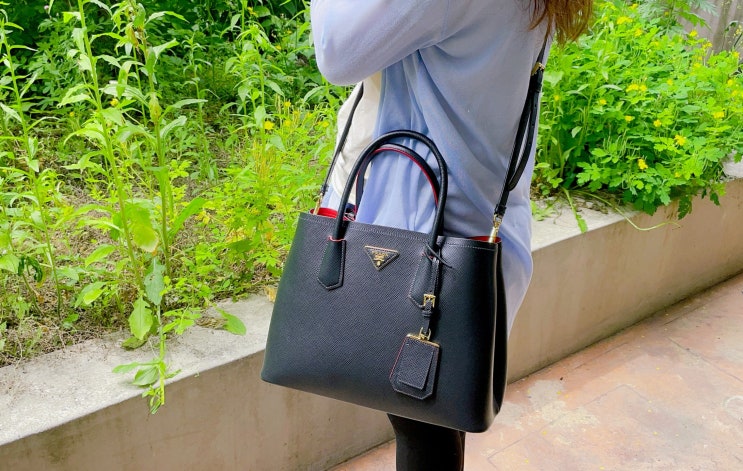 여자 프라다가방 사피아노 더블백 (Saffiano Cuir Double Bag) 착용샷포함 구매후기