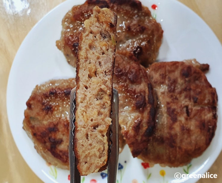  오늘 저녁은 굿빙고 떡갈비 스테이크로 해결했어요