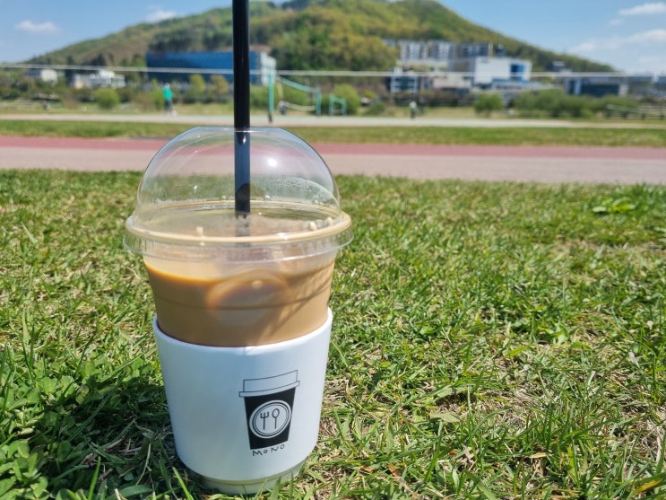  청석공원에서 가까운 모노카페에서 테이크아웃하고  할인받았어요.