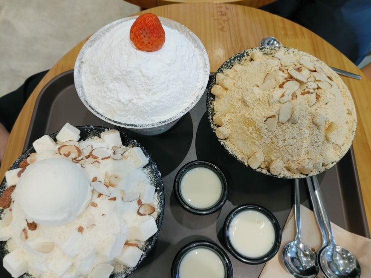  설빙 와르르생딸기 인절미 치즈 빙수 3개 시키고 찐행복