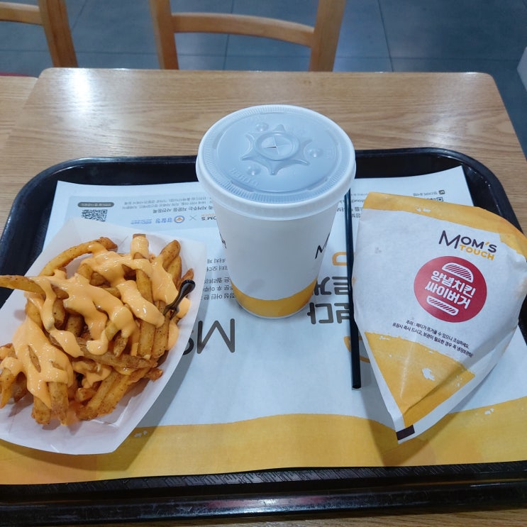  맘스터치 치즈감자는 캐나다 푸틴 맛이 날까