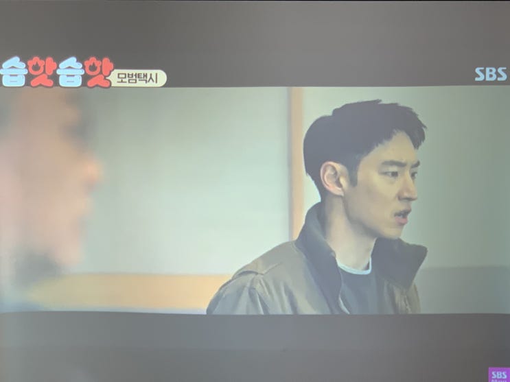  작은 원룸에 큰 TV화면으로 볼 수 있는 빔프로젝트가 딱!
