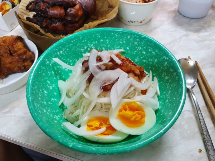 [저녁메뉴]비빔면과 후라이드 족발_0524