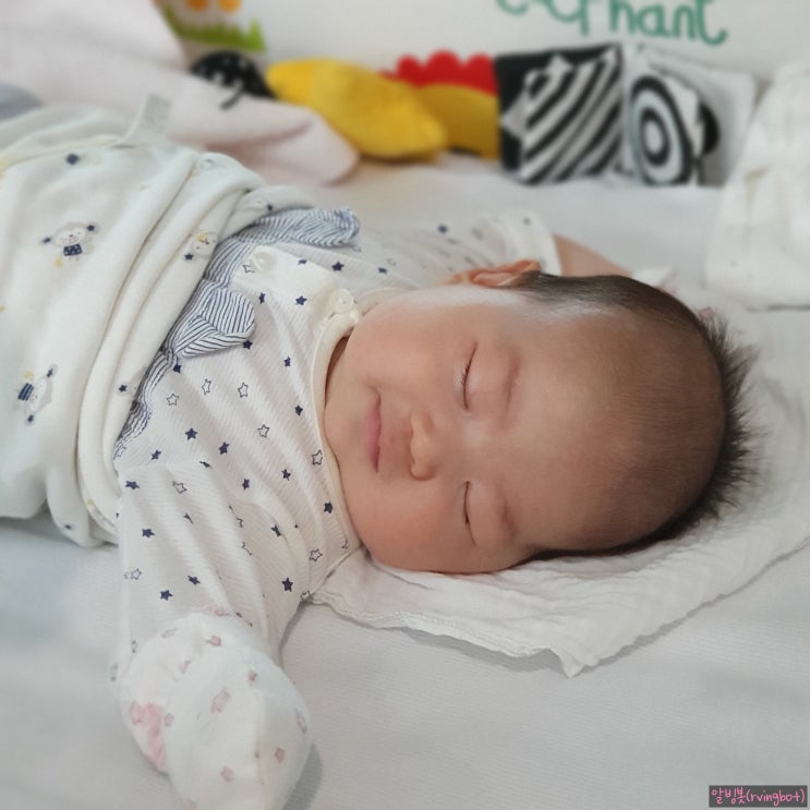  쌍꺼풀과 아기는 잘 때 가장 예쁘다 [parenting diary]