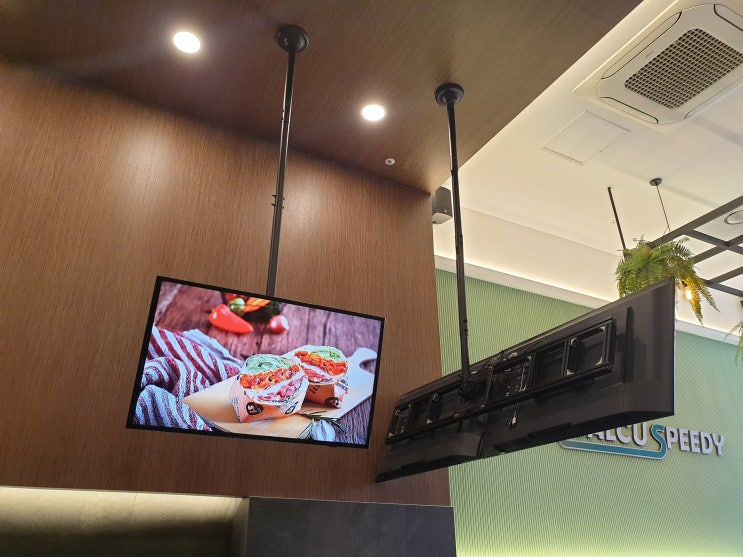 가산디지털단지역 카페 삼성 42인치 천장형 DID모니터 TV 메뉴판