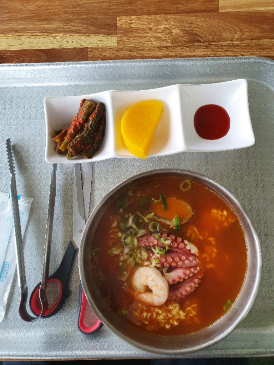  여수 돌문어라면, 다시 먹으라면. 저라면, 차라리 진라면 매운맛을 세 봉지 끓여 김밥과 먹을래요.