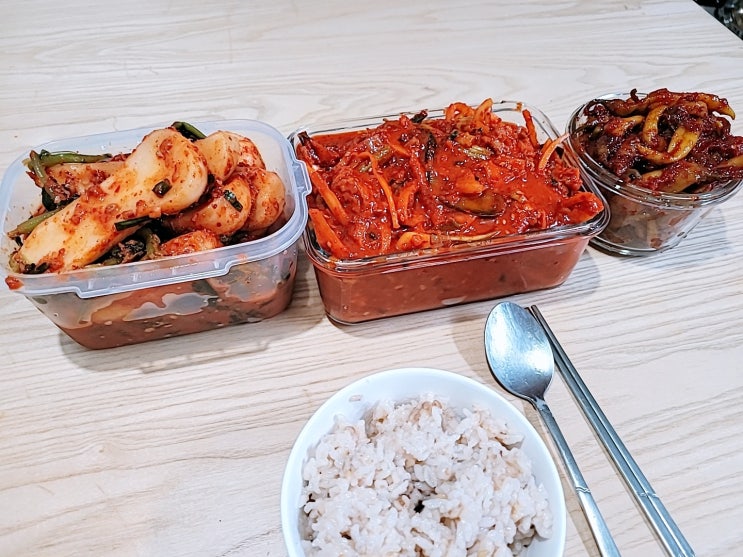  홍어회무침 총각무김치는 가가호호김치가 맛있네요