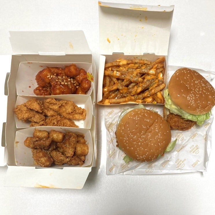  맘스터치 치즈홀릭버거와 닭강정트리오 B 가격 칼로리