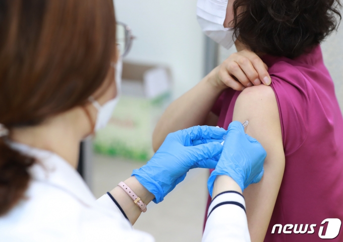 다시 불붙는 코로나 백신보험… 7월부터 신상품 몇 개나 나올까? 다시 불붙는 코로나 백신보험… 7월부터 신상품 몇 개나 나올까?