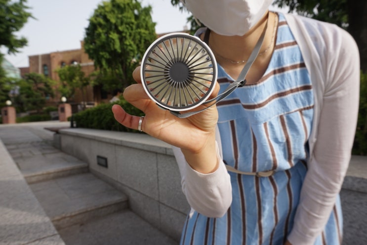  마스크선풍기 목걸이선풍기로 야외에서 산들살랑이는 선풍기바람을 느끼게 하는 나혼자살림