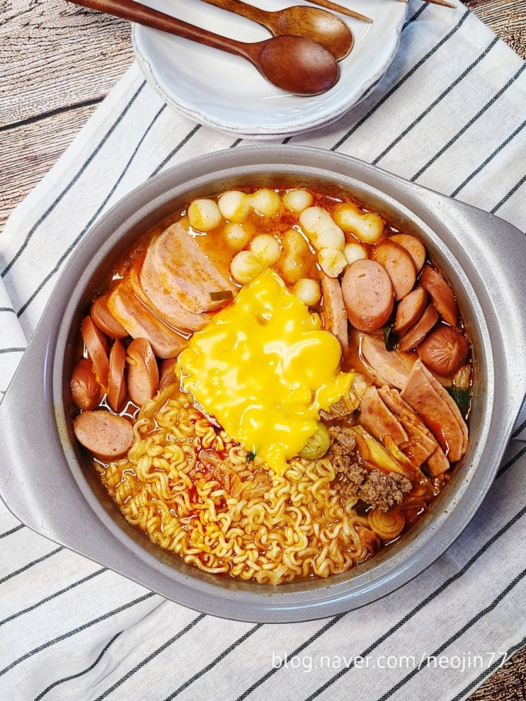 부대찌개 반조리식품 풍성한 햄과 얼큰한국물 부대전골 밀키트 흐린날 맛있다 부대찌개 반조리식품 풍성한 햄과 얼큰한국물 부대전골 밀키트 흐린날 맛있다