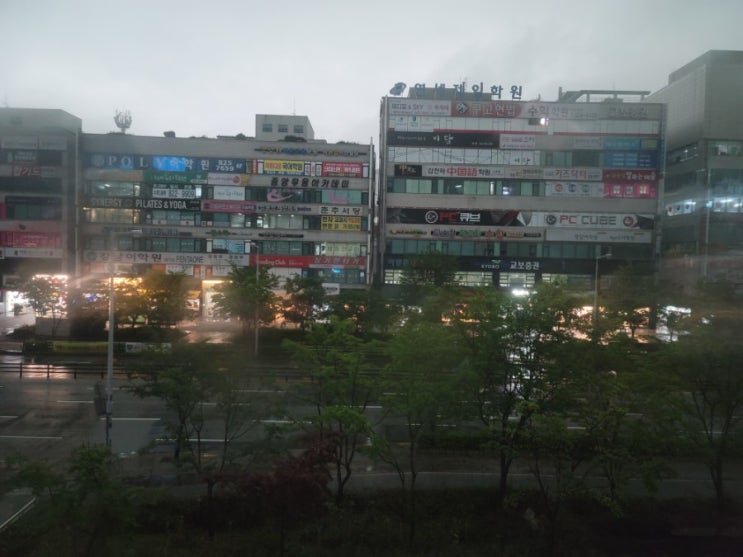  비가 많이 오네요.. 날도 어둡고