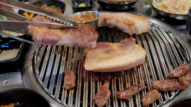  제주도 표선해수욕장 흑돼지맛집 제주흑돈세상수라간 표선점 두툼한 흑돼지랑 국수가 잘어울려요