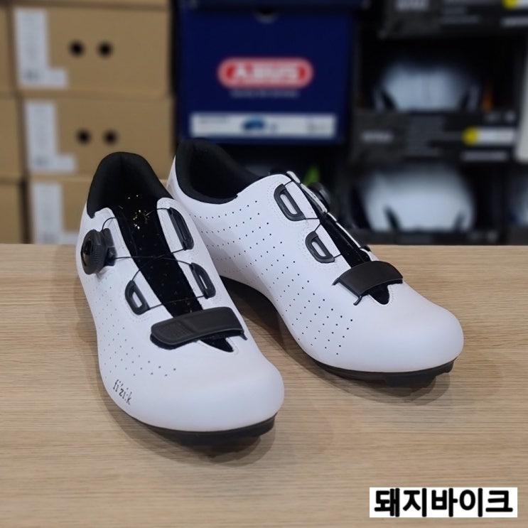가성비 좋은 피직 템포 R5 오버커브 화이트/블랙 로드 클릿 슈즈 신발 / 돼지바이크, 36(230mm) 추천합니다 가성비 좋은 피직 템포 R5 오버커브 화이트/블랙 로드 클릿 슈즈 신발 / 돼지바이크, 36(230mm) 추천합니다