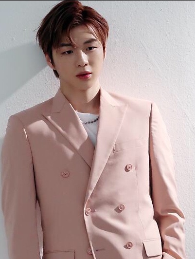  강다니엘, 틈 없이 촘촘하게 잘생긴 지방시뷰티 화보현장!