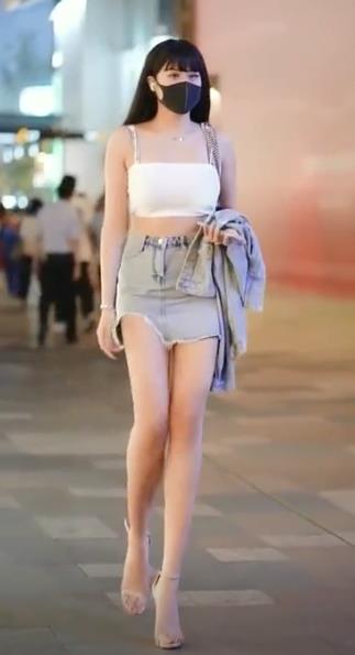  무더운 여름을 한껏 즐기는 대륙 일반인의 야시시한 옷차림