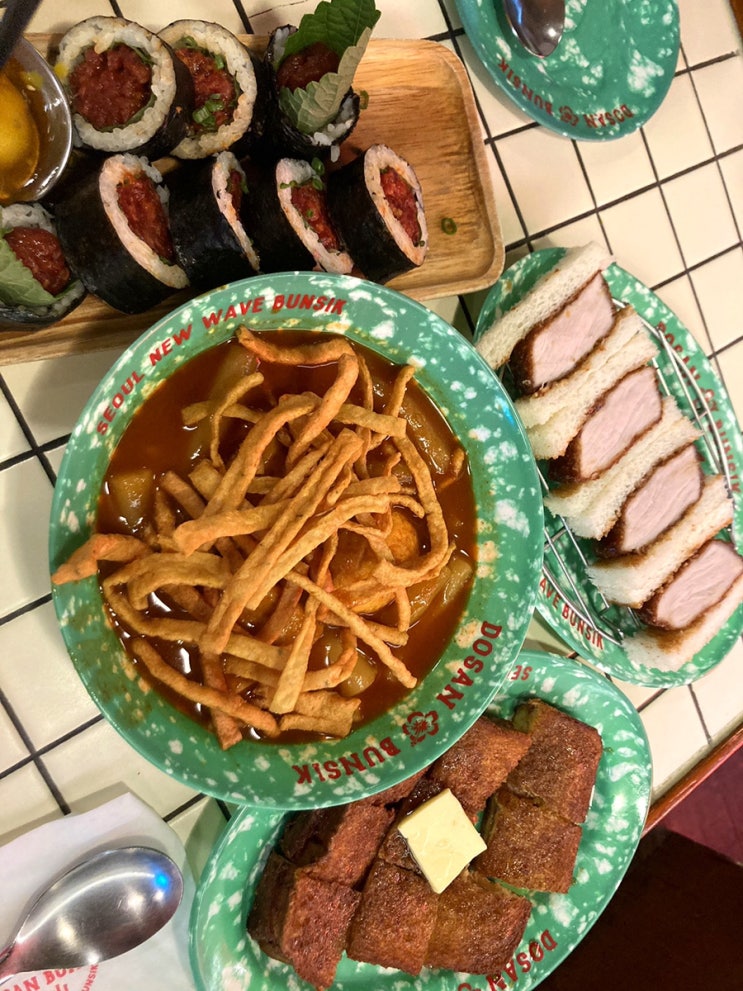  서울 신사동 가로수길 맛집 도산분식 / 분식맛집 / 육회김밥 / 홍콩토스트 / 한번쯤은 꼭 가보기
