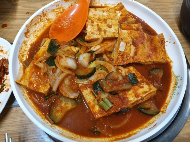  막걸리와 두부두루치기(대전 홍두깨칼국수)