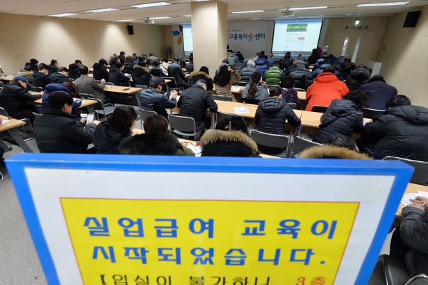 10조원이던 고용보험 적립금, 文정부서 다 썼다 10조원이던 고용보험 적립금, 文정부서 다 썼다