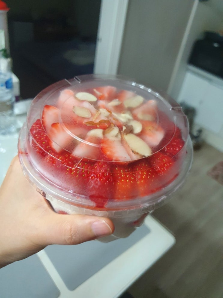  강남빙수 생딸기 크로플 눈꽃빙수 디저트배달로 먹어본 오늘일기
