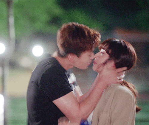 여자 키스 움짤 야짤 gif 