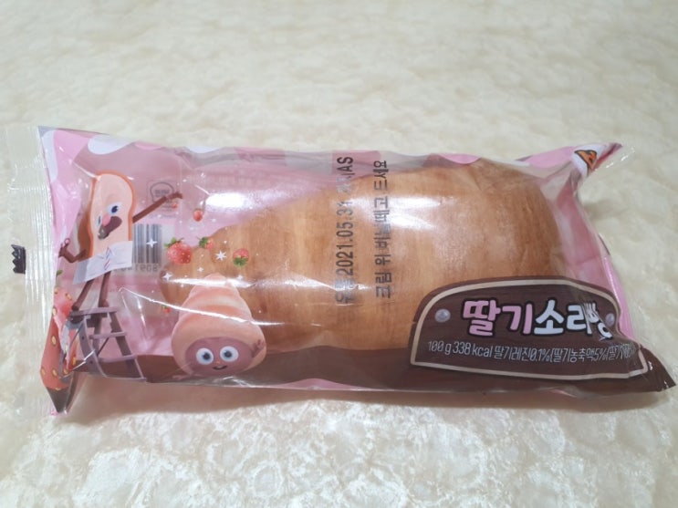  브레드이발소 딸기소라빵 맛은?
