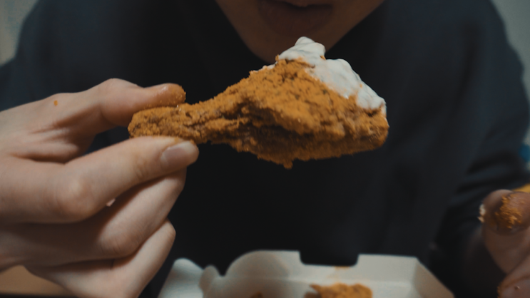  오늘 저녁은 치킨이닭