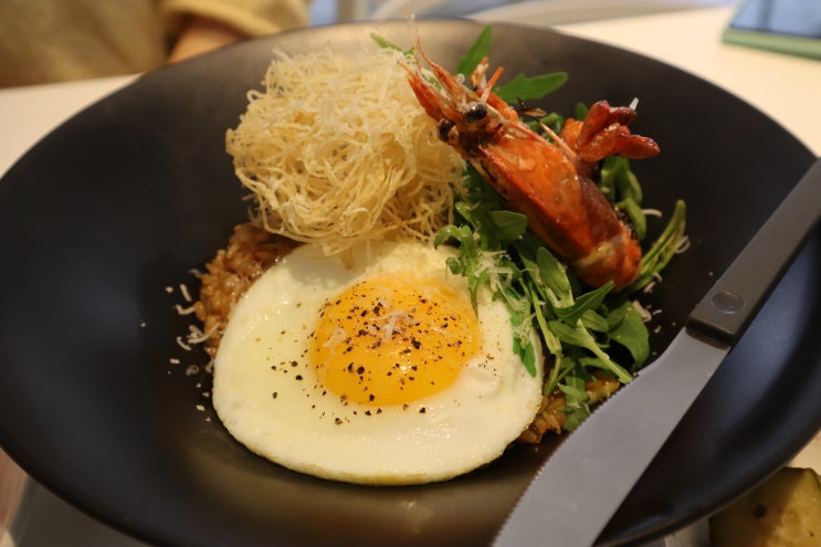  제이미90: 수제음식으로 가득한 연남동 맛집(feat. 파스타 & 감바스)