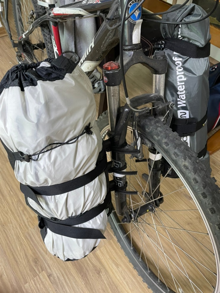 자전거캠핑 필수품 프론트 포크 랙 | 토픽 벌사케이지 |포크 페니어 | 프론트 페니어 | 자전거 짐받이 | 캠핑 자전거 거치 | 앞바퀴짐받이