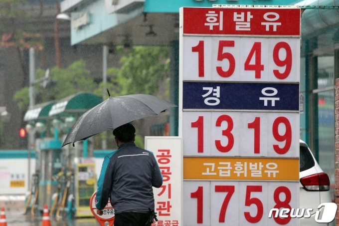 "주유소 가기가 겁난다"...일상을 덮친 '인플레 공포' "주유소 가기가 겁난다"...일상을 덮친 '인플레 공포'