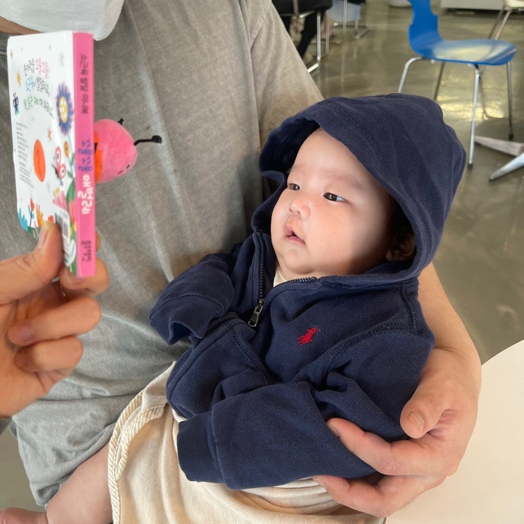  백일선물 고민? 월령토이북부터 교육용완구까지 구성된 블루래빗