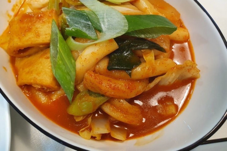 비오는 날 저녁은 분식 풀코스 : 분홍신 떡볶이 밀키트 / 국물이 맛있는 초간단 떡볶이 /튀김 / 순대 / 납작만두 비오는 날 저녁은 분식 풀코스 : 분홍신 떡볶이 밀키트 / 국물이 맛있는 초간단 떡볶이 /튀김 / 순대 / 납작만두