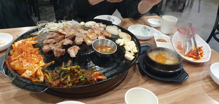  먹골역 맛집 솥뚜겅삼겹살이 맛있는 백선부대솥삼겹