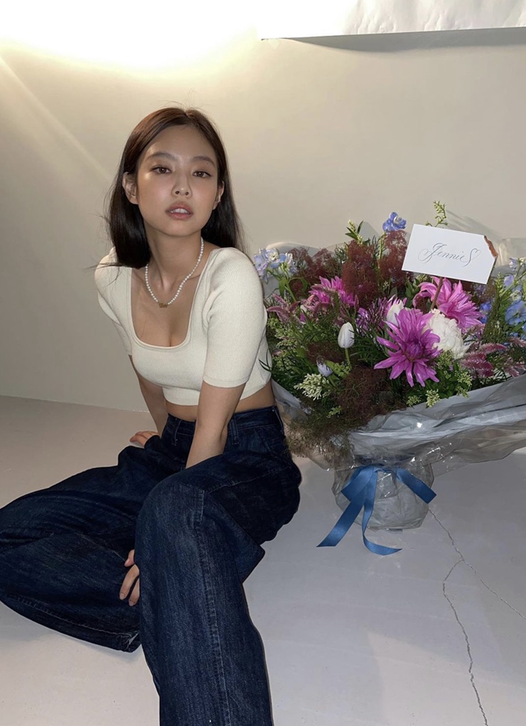  제니 인스타그램패션 니히 청바지,자크뮈스 니트크롭탑,더엠주얼리 진주목걸이(jenny fashion,nieeh)
