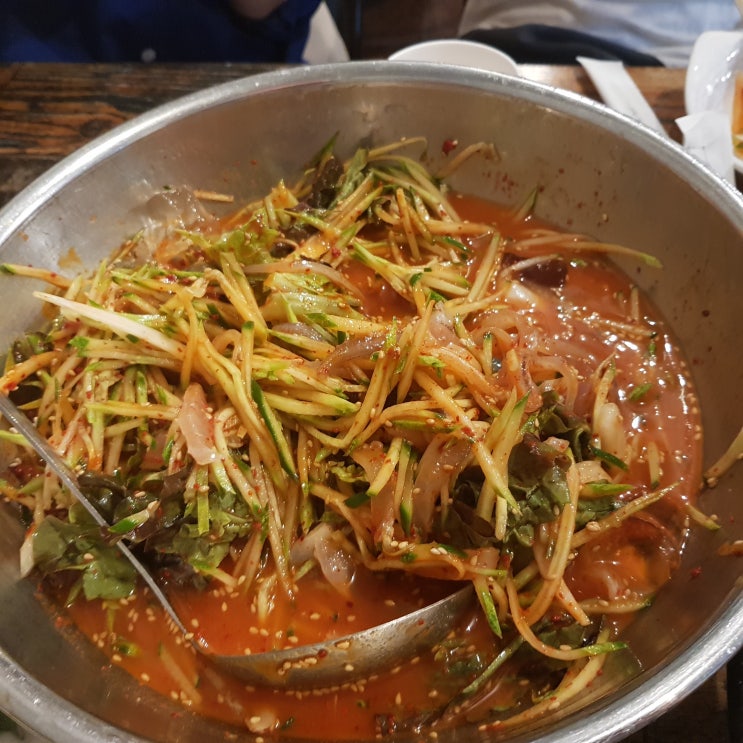  여름 별미 하면 물회가 생각나요.