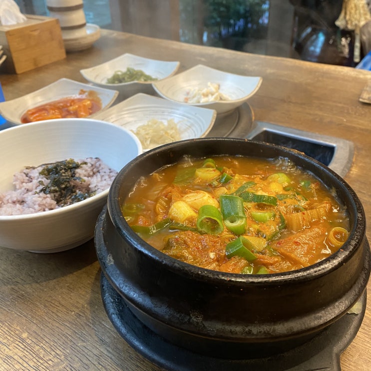 묵은지돼지김치찌개에서 서면 김치찌개 한뚝배기