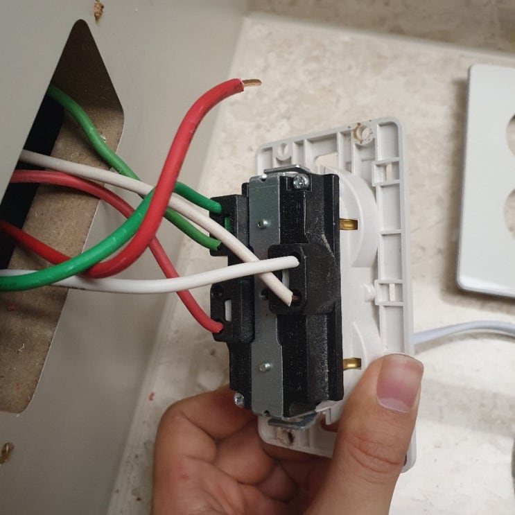  간단하게 셀프로 콘센트 추가하는 방법 / 콘센트 추가 설치 DIY
