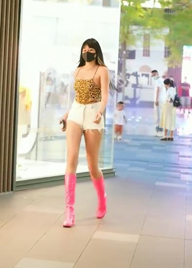  호피 나시 입은 대륙 섹시녀~ 롱다리에 핫팬츠 !! 레전드 몸매