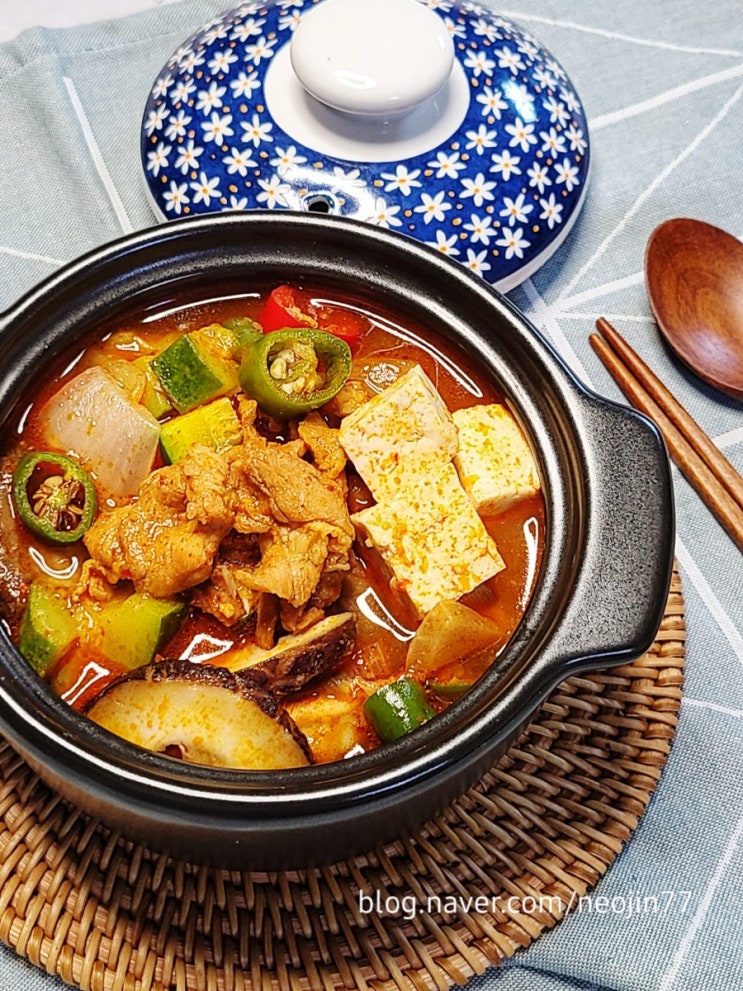 돼지고기 고추장찌개 푸짐한 앞다리살과 야채 얼큰한국물요리 저녁메뉴추천