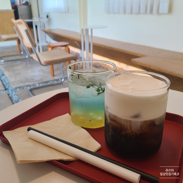  부산 전포 카페거리/ 서면 '라이츠 커피(Reiz coffee)'/나만 알고 싶은 조용한 다락방 느낌의 감성 카페