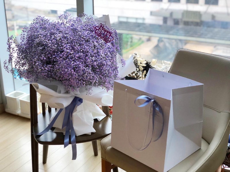 신논현역꽃집 | 강남역꽃집 | 엘이태원 : 유인나 배우님 생일 축하 꽃다발 [안개꽃다발 풍성....