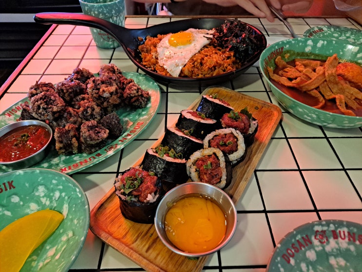  [압구정 도산분식 데이트] 육회김밥 떡볶이 ! 가격 저렴하고 맛있다!