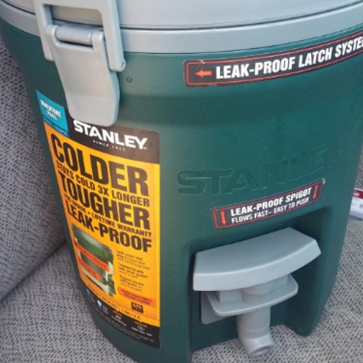 구매평 좋은 스탠리 Stanley Insulated Rugged Water Jug 2 Gallon 어드벤쳐 워터 저그 캠핑 차박 7.5 L 리터 낚시 보냉 아이스 주전자 물병 물통