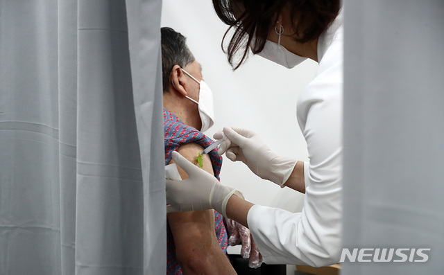 보험사들, '백신 휴가' 도입 확산...최대 6일까지 보험사들, '백신 휴가' 도입 확산...최대 6일까지