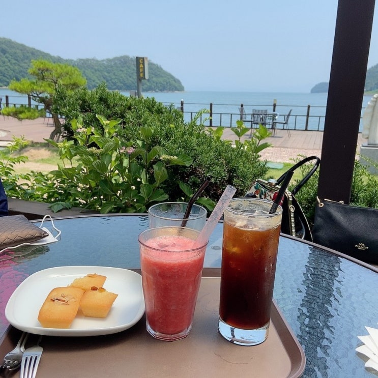  마산만 바다를 바라보는 해변카페[달뜨는비오리]