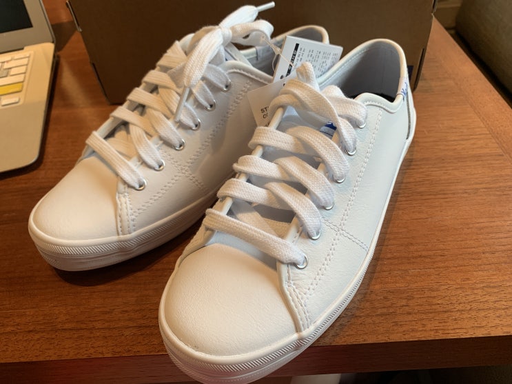  Keds 화이트 소가죽 스니커즈