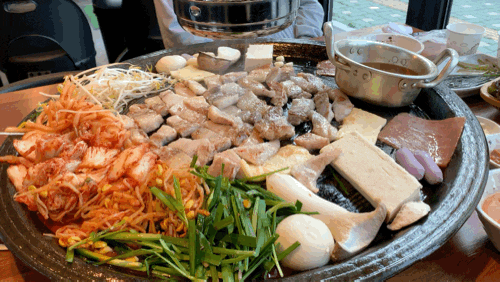  오목천동 삼겹살 맛집) 엄청~큰 왕솥뚜껑에 구워먹는 삼겹살(소주2500원️) '60판 왕뚜껑 삼겹살' #내돈내먹