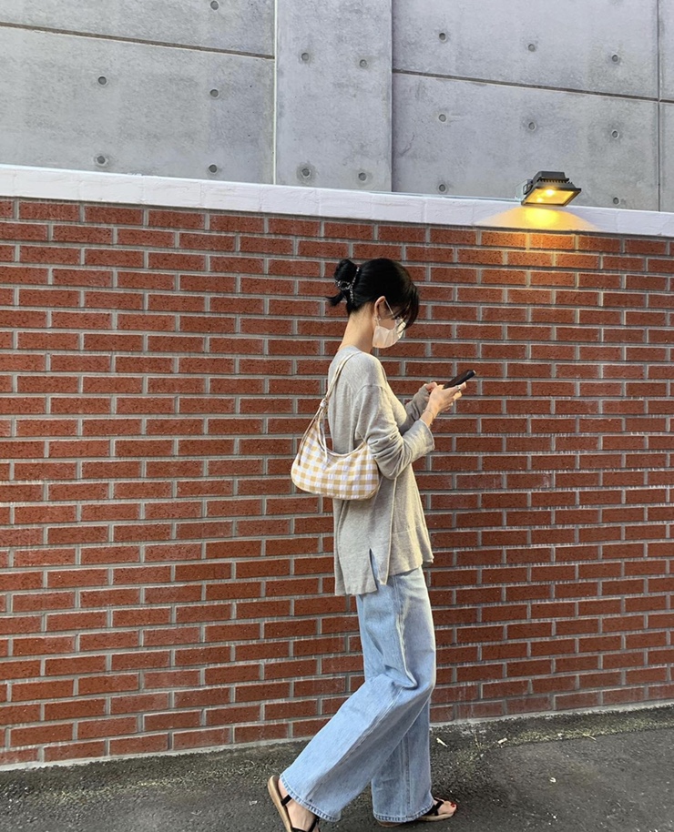  자라 연예인착샷: 황승언 체크 가방 : zara 새틴숄더백,바게트백