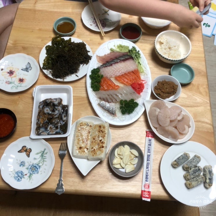  집에서 회한접시 해초랑 먹으니 꾸르맛~